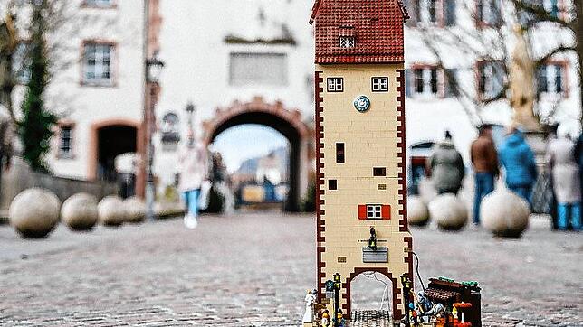 Hinten das Original, vorne das Modell aus Legosteinen: Das Obere Tor am östlichen Eingang der Waldshuter Altstadt.