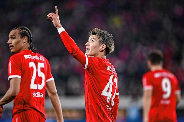Freiburgs Ritsu Doan (M) jubelt nach seinem Tor zum 4:0.