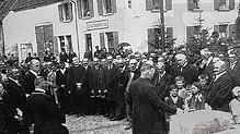 Über 800 Einwohner kommen am 17. Mai 1925 zur Grundsteinlegung für das Allmendshofener Rathaus. Repro: Roger Müller