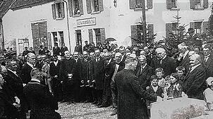 Über 800 Einwohner kommen am 17. Mai 1925 zur Grundsteinlegung für das Allmendshofener Rathaus. Repro: Roger Müller