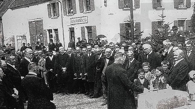 Über 800 Einwohner kommen am 17. Mai 1925 zur Grundsteinlegung für das Allmendshofener Rathaus. Repro: Roger Müller