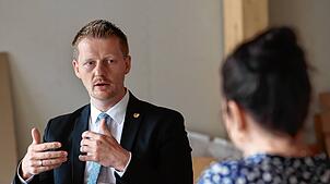 Oberbürgermeister Simon Gröger im Gespräch mit SÜDKURIER-Redaktionsleiterin Anna-Maria Schneider.