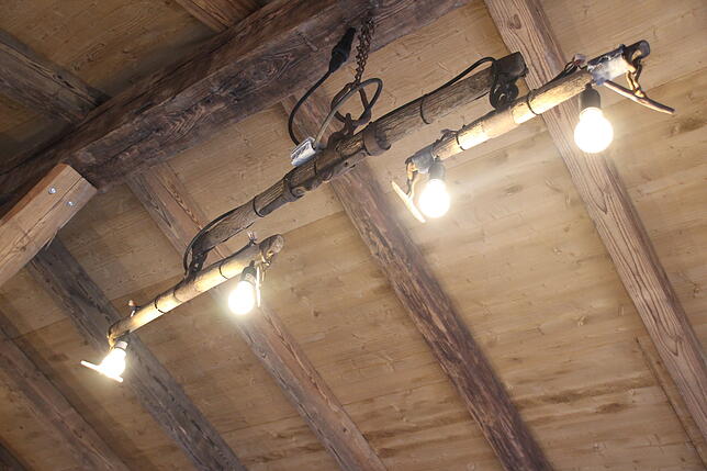 Liebe zum Detail: Sogar die Lampen in der Besenwirtschaft sind selbst designt und gebaut.