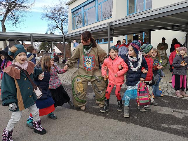 Wenn Schnufer, Hexen und Narrenräte auf dem Pausenhof der Pfohrener Grundschule mit den Erst-bis Viertklässlern unter den Klängen der ...