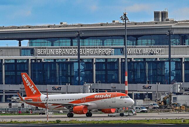 Ein EasyJet-Flug eröffnet den Flughafen, ebenso eine Lufthansa-Maschine.