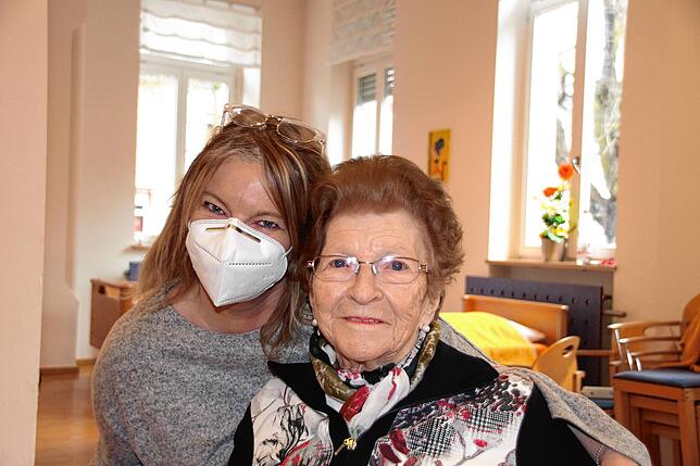 Gertrud Lang und Carina Schlenker, Bewohnerin und Mitarbeiterin im Marienhaus, ließen sich am Freitag impfen.