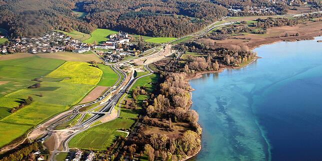 Aus der Luft betrachtet: Die B33-Baustelle zwischen Allensbach und Hegne, im Bild auch das Kloster Hegne und oben ein Stück des ...