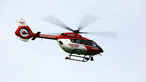 Ein Hubschrauber der Deutschen Luftrettung (Symbolbild) musste nach einem handfesten Streit in Todtmoos einen Mann (58) in die Klinik ...