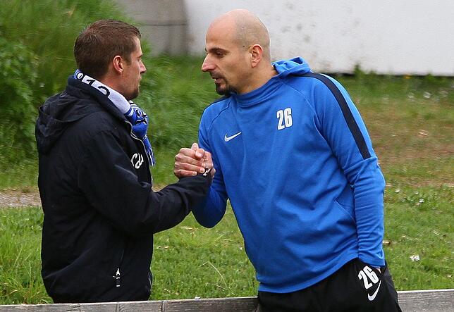 Passt: Tolga Polat (rechts, mit dem Vorsitzenden Sammy Lemke-Maier) fühlt sich bei der SpVgg. Brennet-Öflingen wohl.