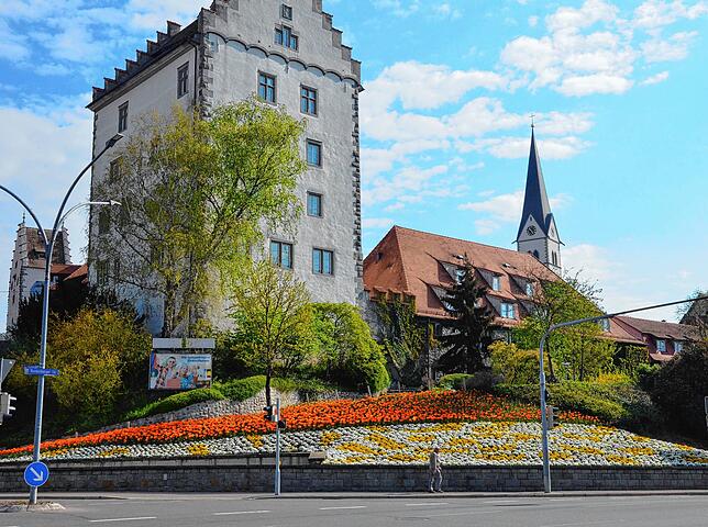 Immerhin hat die Stadtgärtnerei für eine blühende Kulisse gesorgt.