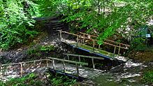 Von links her kommt der Weg vom Schiffsanleger am Fuß der gesperrten Marienschlucht. Die obere Brücke führt zum Weg Richtung Wallhausen. ...