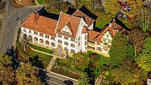 Das Stockacher Amtsgericht von oben: Hier sorgte jüngst ein 29-jähriger Angeklagter mit seinen Aussagen für Fassungslosigkeit.
