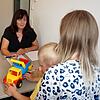 Christine Schulz (links, Mitarbeiterin des Frauen- und Kinderschutzhauses Kreis Waldshut) im Gespräch (nachgestellte Szene) mit ...