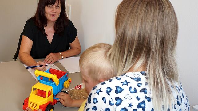 Christine Schulz (links, Mitarbeiterin des Frauen- und Kinderschutzhauses Kreis Waldshut) im Gespräch (nachgestellte Szene) mit ...