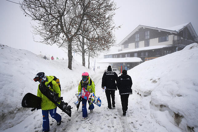 Bild 2: Wenn Polizisten Schlitten fahren: Auf dem Feldberg steht die höchste Polizeiwache Deutschlands. So sieht der Polizeialltag auf der Skipiste aus