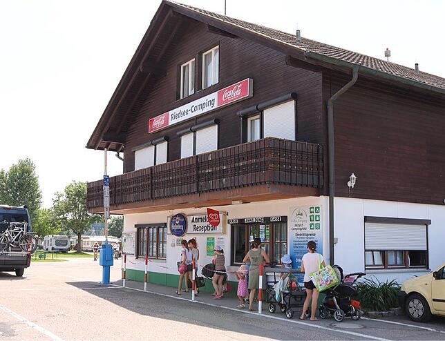 Das Strandbad am Riedsee wird an heißen Tagen gerne besucht.