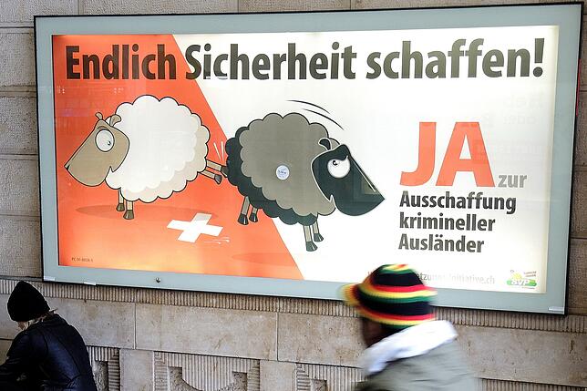 Alles schwarze Schafe? Ein Plakat der Schweizerischen Volkspartei (SVP) von 2016, auf dem die Ausweisung (Ausschaffung) krimineller ...