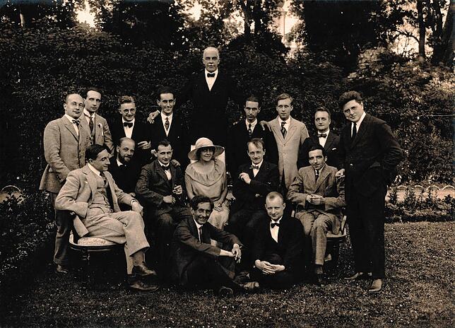 Fürst Max Egon (hinten Mitte) mit Künstlern und Komponisten, 1923.