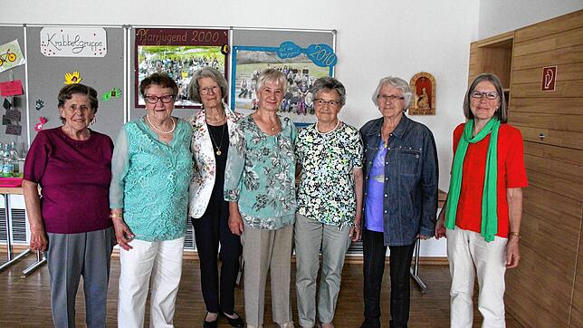 Sie haben den Krebs erfolgreich bekämpft seit 20 Jahren: Die Gründungsleiterin Veronika Limberger (rechts) feierte mit den ...