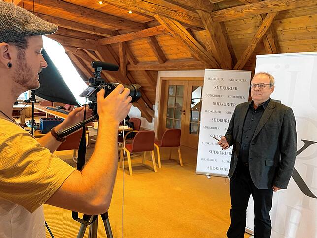 SÜDKURIER-Redakteur Nico Talenta positioniert die Kamera vor dem Videodreh des Bürgermeister-Kandidaten-Karussells auf Peter Schanz.