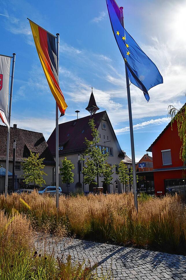 Aach ist ein weltoffenes Städtchen und hat sowohl in der Altstadt als auch im Ortskern mit Rathaus viel für Touristen und Einheimische ...