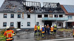 Bis um 21 Uhr ist die Stettener Feuerwehr noch mit der Bekämpfung der Glutnester in dem Gebäudekomplex beschäftigt. Die Brandwache blieb ...