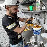 Mitarbeiter Ahmed Ramadan bereitet Falafel vor.