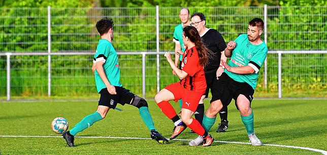 Bild 7: Mira Franzen spielt Fußball bei den Männern des FC 08 Bad Säckingen II – wir haben Fotos!