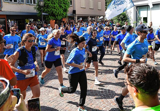 Beim Radolfzeller Firmenlauf werden die Teilnehmer auch vom Rand aus angefeuert.