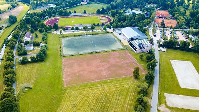 Bald wieder grün wie der Stadionrasen wird das davor liegende Kunstrasenfeld, wenn der Belag erneuert wird. Die SSC Mitglieder stimmten ...