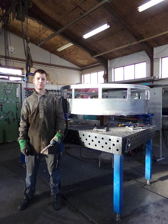 Max Rettich von der Metallbaufirma Böhe hat am Storchennest gebaut.