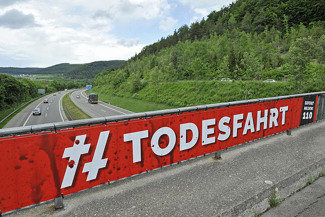 Ein Plakat auf der A81-Autobahnbrücke bei Geisingen warnt vor illegalen Autorennen und Raserei.