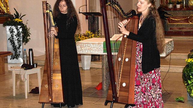 Das Harfenduo &bdquo;Zirla&ldquo; mit Merit Zloch (links) und Daniela Heiderich löste in der Pfarrkirche Strittmatt wahre ...