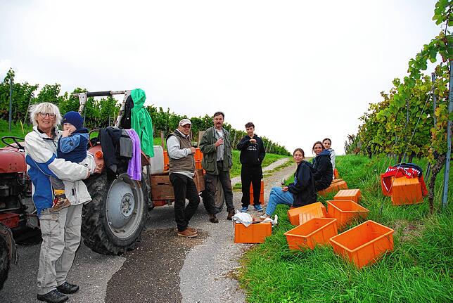 Erzinger Winzerfamilie nach getaner Arbeit.