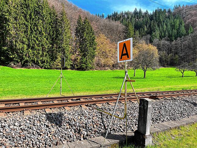 Ein &bdquo;A&ldquo; markiert den Anfang der Langsamfahrstelle.