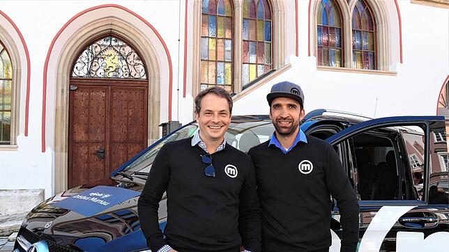 Die beiden Gründer des bayerischen Verkehrsunternehmens Omobi, Clemens Deyerling und Robert Schotten, vor einem der beiden ...