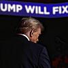 „Trump wird‘s richten“, so die Übersetzung des Textes hinter dem Präsidentschaftskandidaten. Was genau das bedeutet, mag man sich kaum ...
