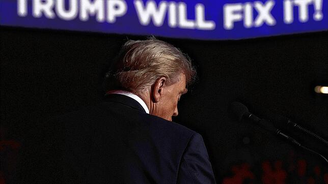 „Trump wird‘s richten“, so die Übersetzung des Textes hinter dem Präsidentschaftskandidaten. Was genau das bedeutet, mag man sich kaum ...