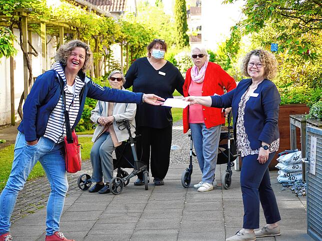 Mai 2020: Claudia Tissler-Buhr übergibt einen Speicherstick mit dem Videogottesdienst am Margarete-Blarer-Haus.