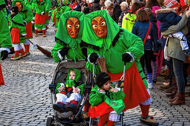 Der Hexennachwuchs beim Kinderumzug im Chaisenwagen 2020.