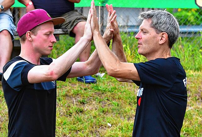 Wie haben wir das gemacht? Thomas Halmer und sein Co-Trainer Dirk Zipfel (rechts) klatschen sich ab.