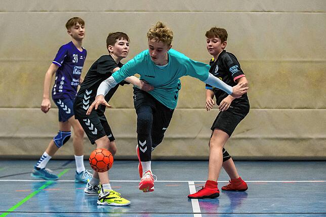 Durchsetzungsvermögen: Im Handball Training der DJK Bad Säckingen C-Jugend wird das Zweikampfverhalten trainiert.