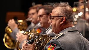 Das Heeresmusikkorps Ulm beim Konzert in Wiesloch. Vorne ist Stefan Strecker zu sehen.