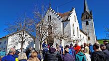 Überwältigt von dem großen Zulauf, beginnen Ingfried Rothermund und Eduard Greitmann ihre historische Dorfführung in Riedöschingen vor ...