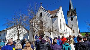 Überwältigt von dem großen Zulauf, beginnen Ingfried Rothermund und Eduard Greitmann ihre historische Dorfführung in Riedöschingen vor ...