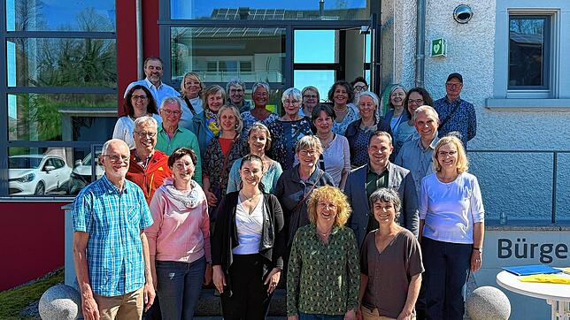 Die Mitwirkenden des Pilotprojekts zur Unterstützung älterer Mitbürger freuen sich bei der Auftaktveranstaltung auf ihren Einsatz. Foto: ...