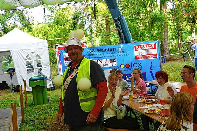 Bild 22: Hunderte Gäste strömen zum Auftakt an das 68. Waldfest in der Geschichte des Musikvereins Aufen.