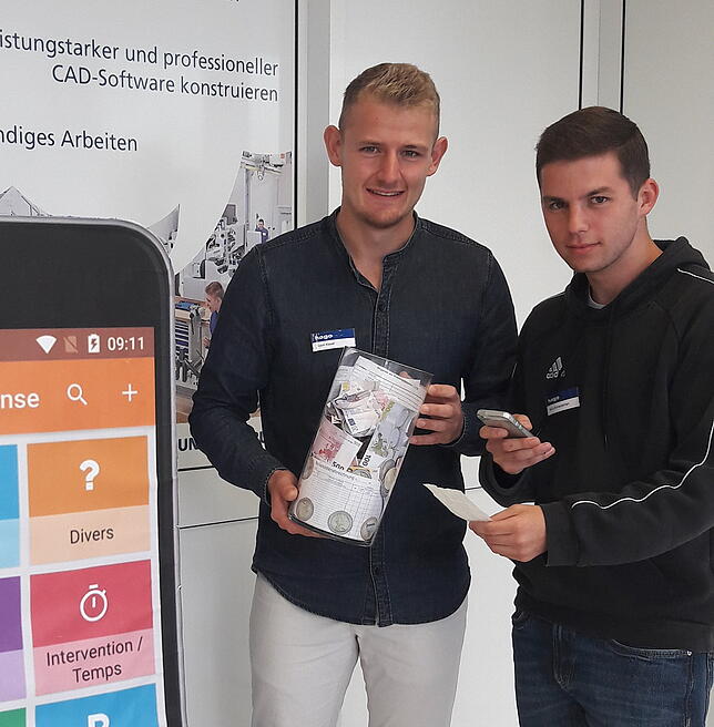 Auszubildende der Hago Küssaberg: Zwei Gruppen nahmen am Projekt Digiscouts teil. Hier für das Team digitale Spesenabrechnung Robin ...
