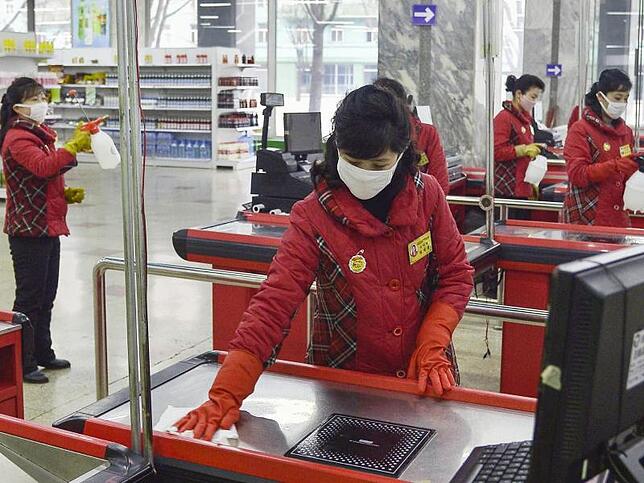 Nordkorea Eine Angestellte desinfiziert in einem Kaufhaus in der nordkoreanischen Hauptstadt Pjöngjang eine Kasse.