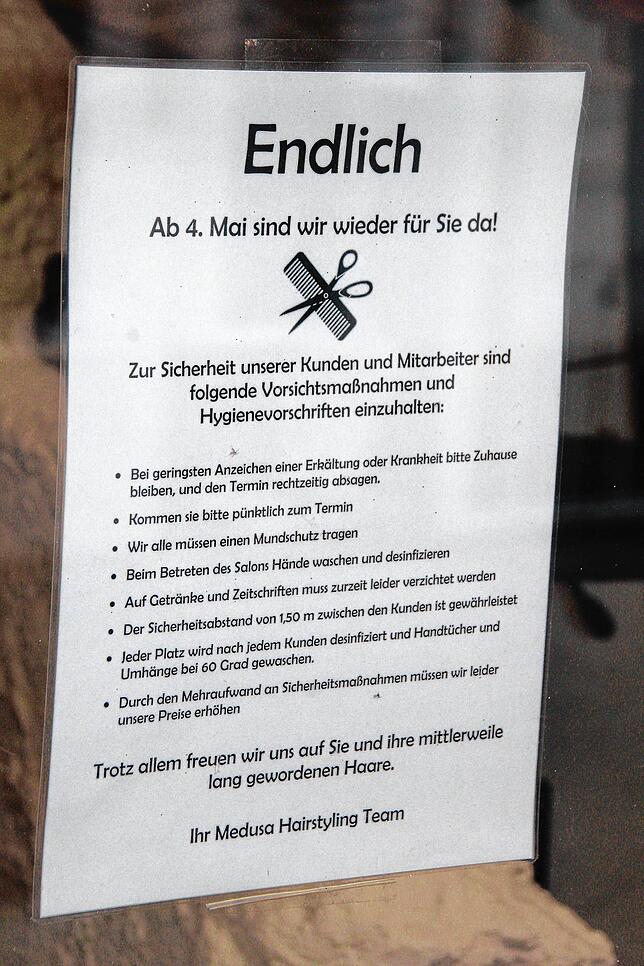 Im Salon Medusa hängt dieser Hinweis für die Kunden.